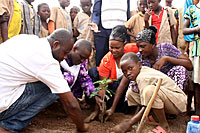 plant bomen bij de Bonsi-school in N'Dali